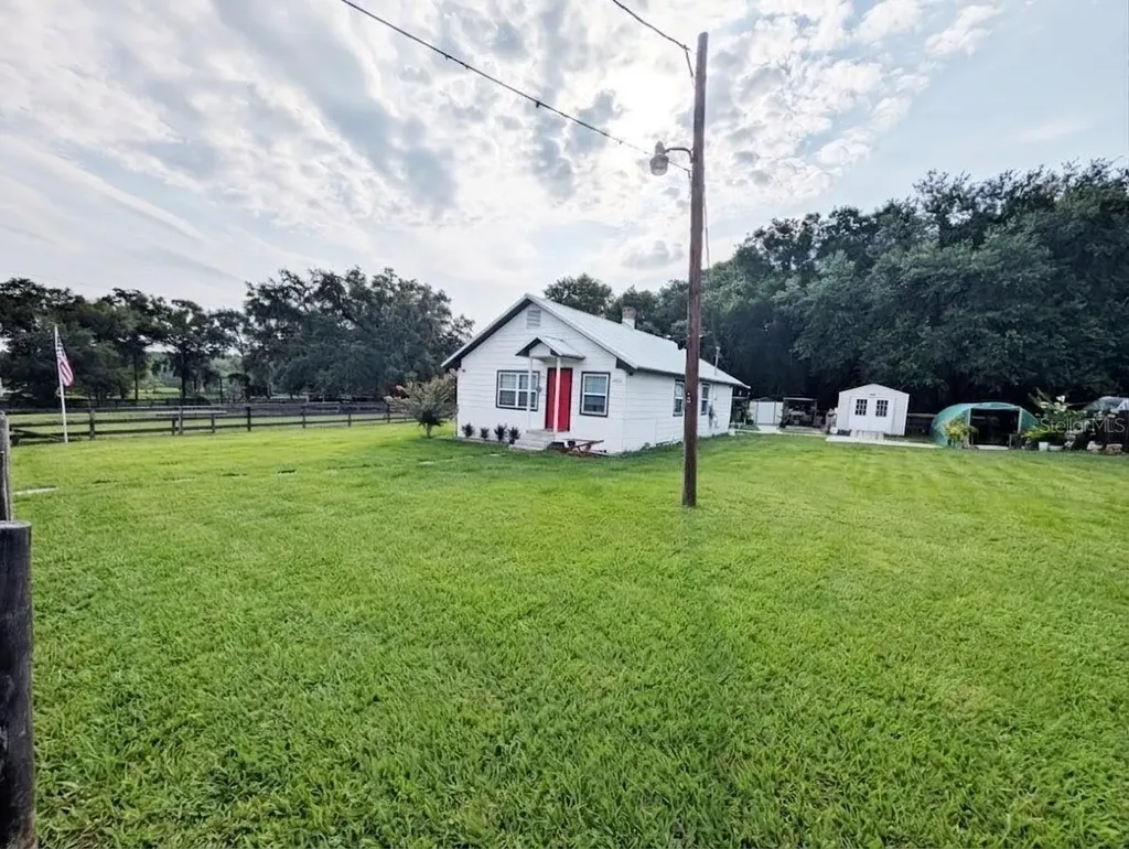 15243 S Highway 25 Weirsdale FL 32195