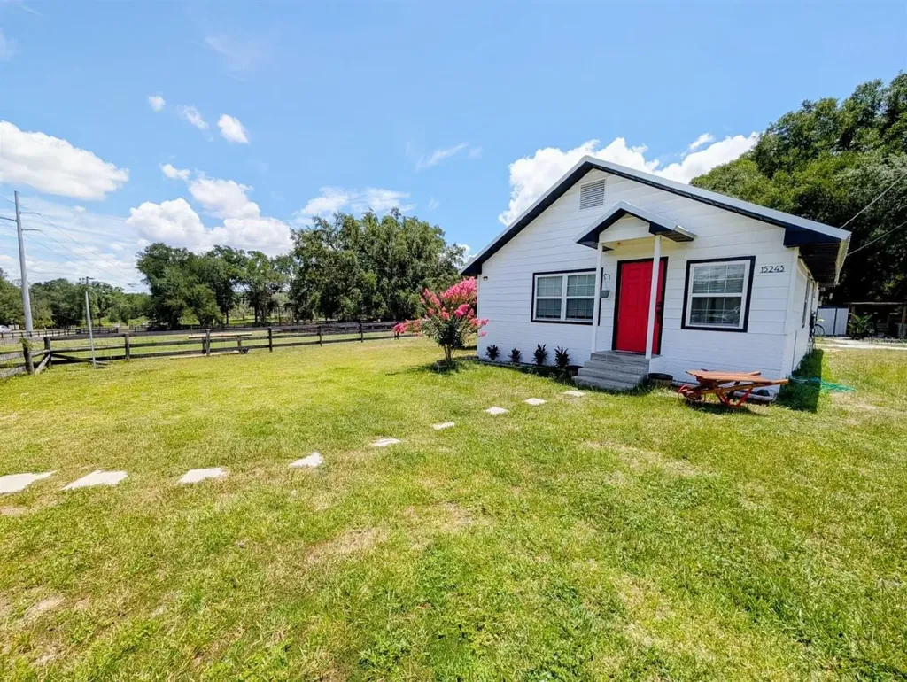 15243 S Highway 25 Weirsdale FL 32195