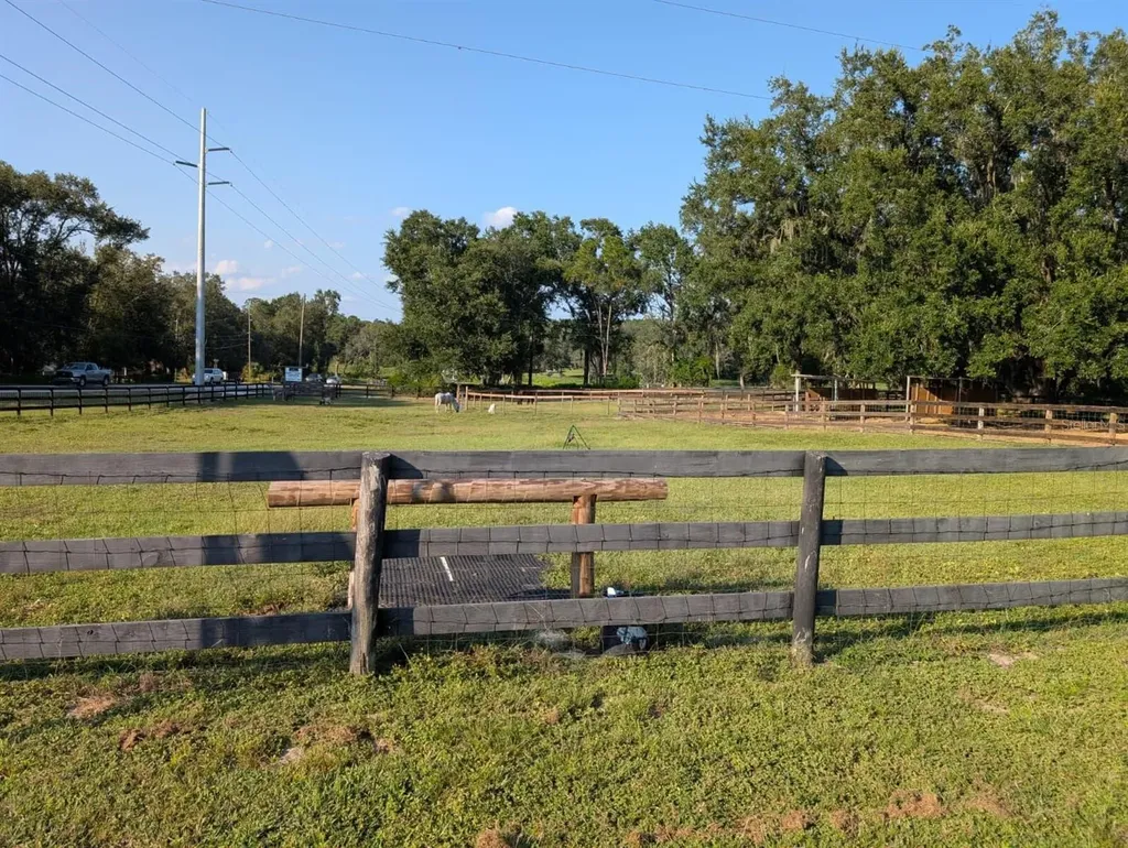 15243 S Highway 25 Weirsdale FL 32195