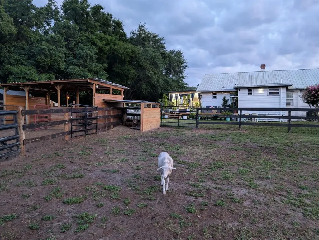 15243 S Highway 25 Weirsdale FL 32195