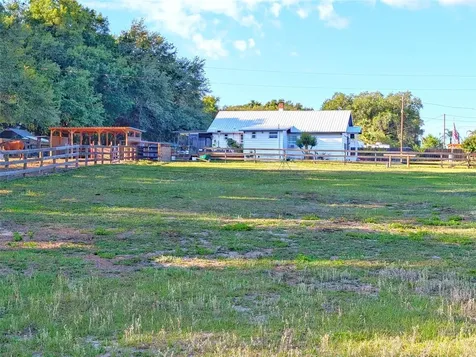 15243 S Highway 25 Weirsdale FL 32195