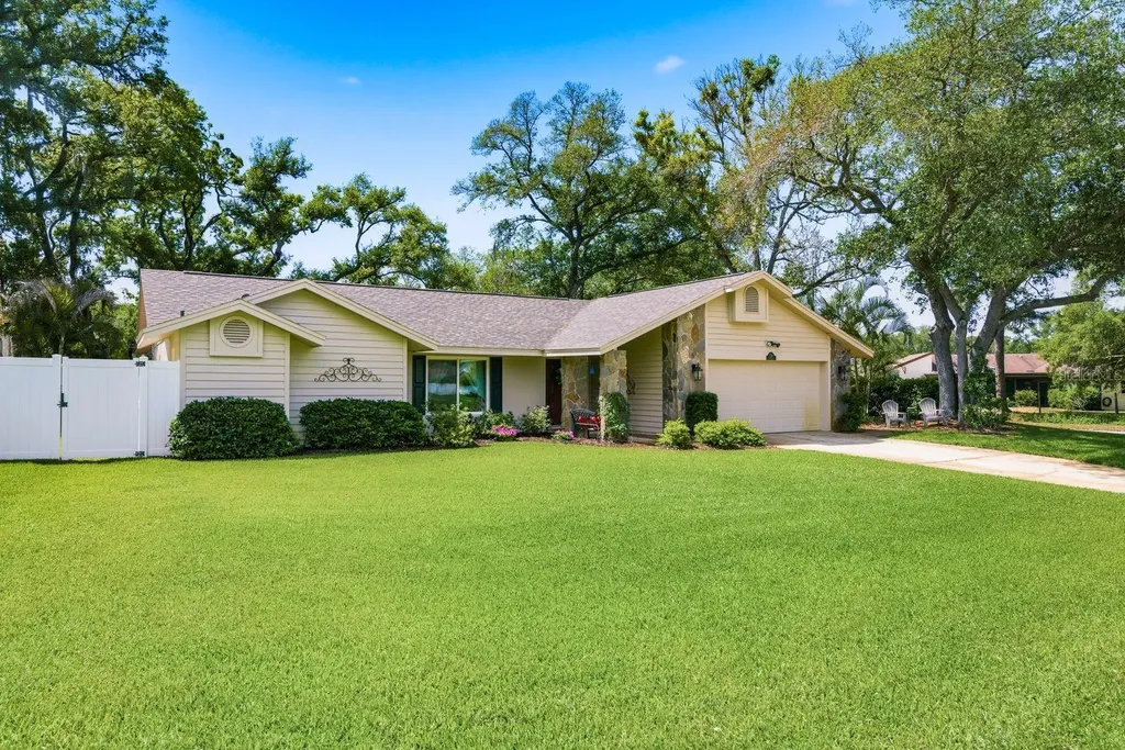 1736 Pine Hill Court Safety Harbor FL 34695