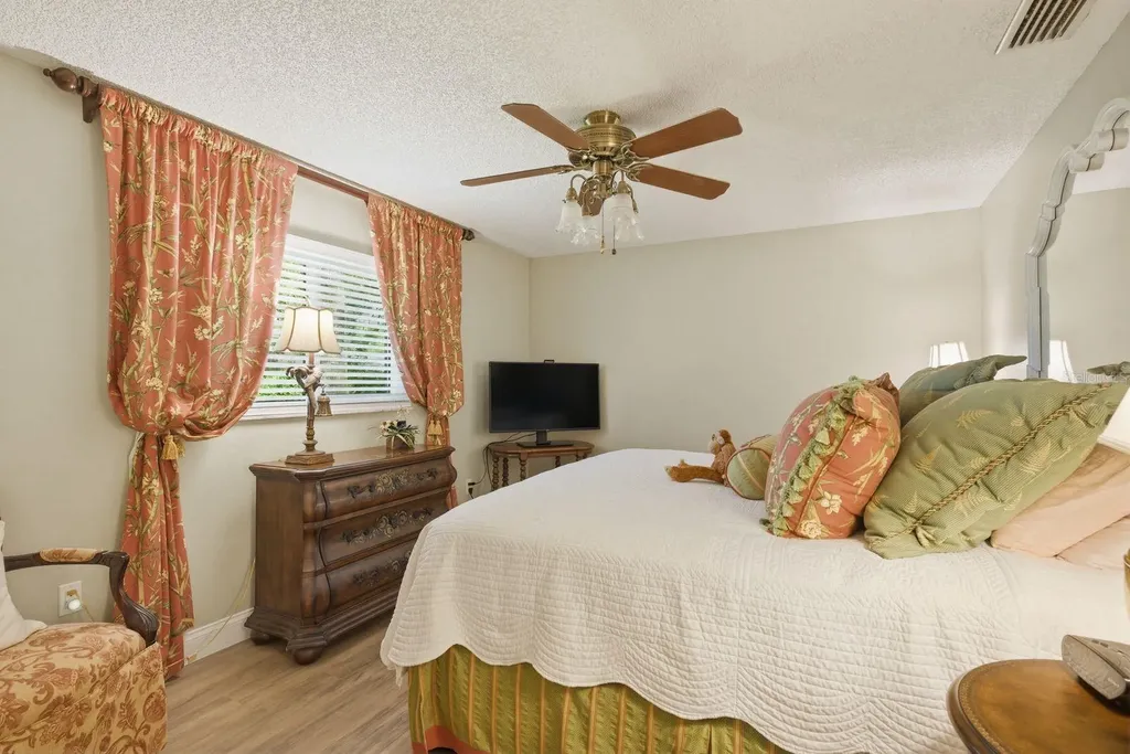 1736 Pine Hill Court Safety Harbor FL 34695