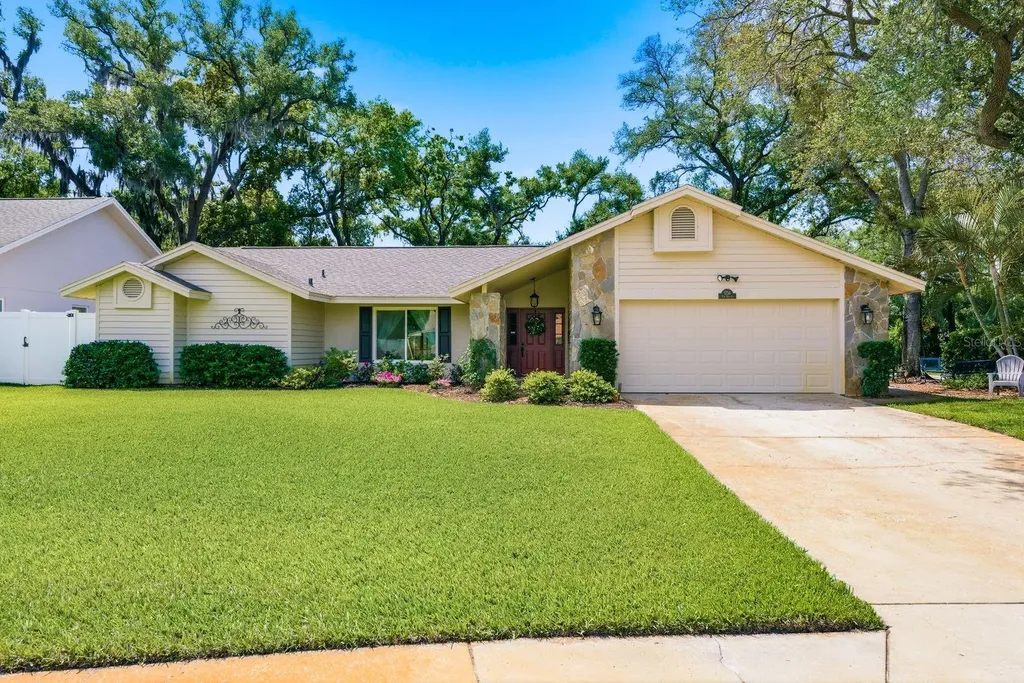 1736 Pine Hill Court Safety Harbor FL 34695