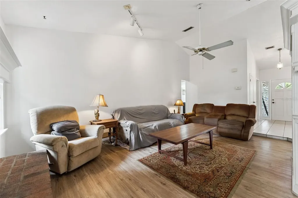 251 Avenue E Chuluota FL 32766
