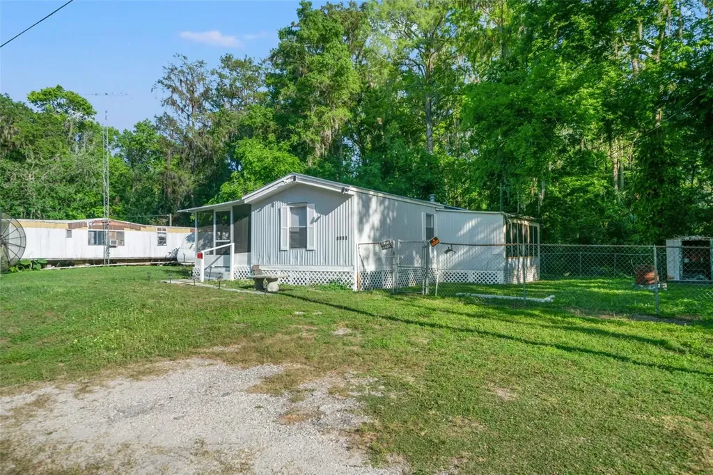 1940 Cr 428 Lake Panasoffkee FL 33538