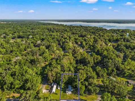 1940 Cr 428 Lake Panasoffkee FL 33538