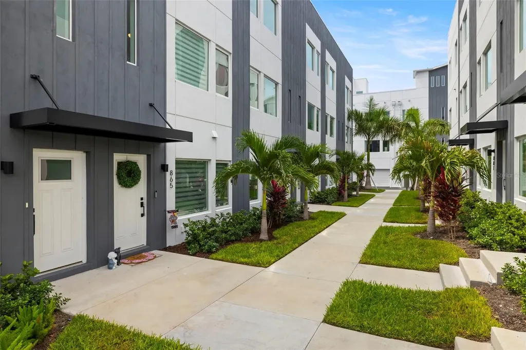 865 S 6 Avenue S St Petersburg FL 33701