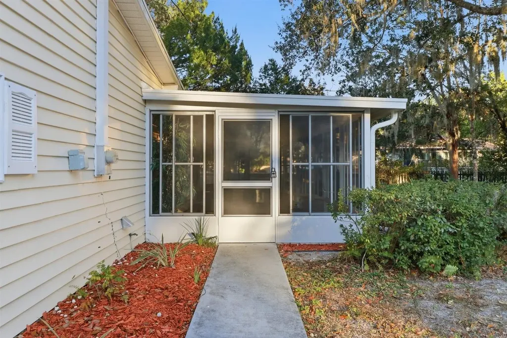 1045 N Fan Palm Point Crystal River FL 34429