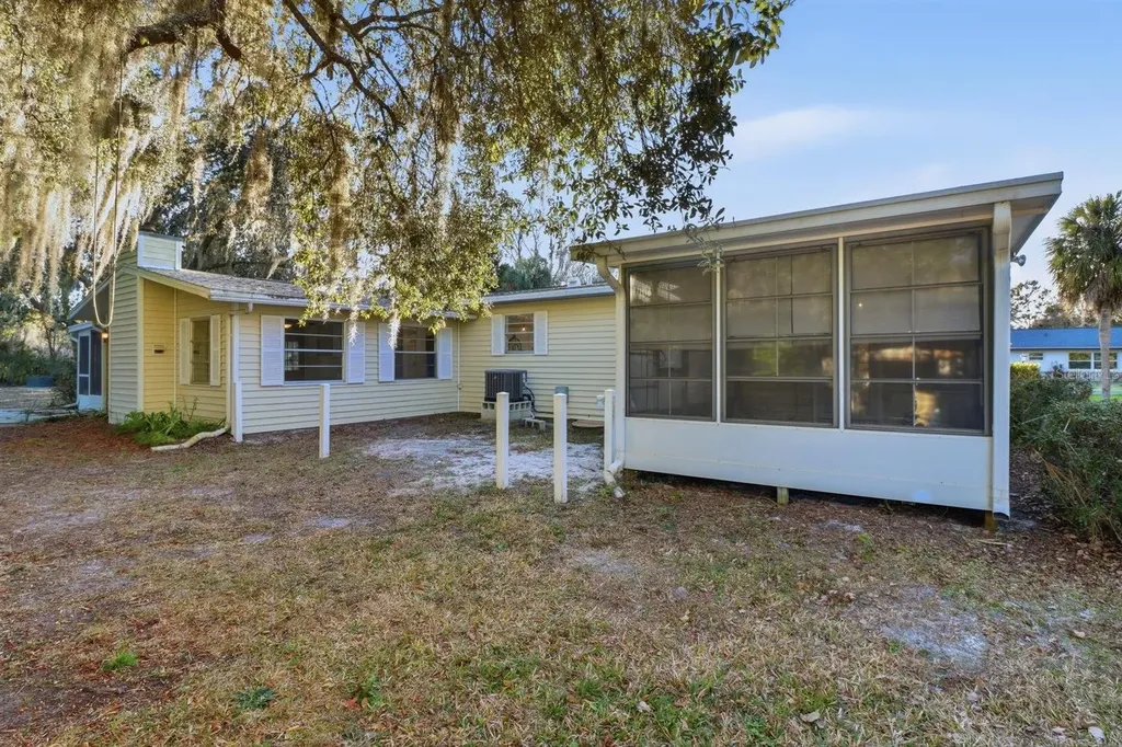 1045 N Fan Palm Point Crystal River FL 34429