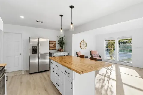 1045 N Fan Palm Point Crystal River FL 34429