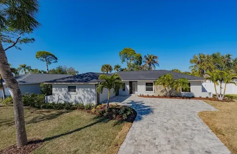 2031 Tanglewood Way NE St Petersburg FL 33702