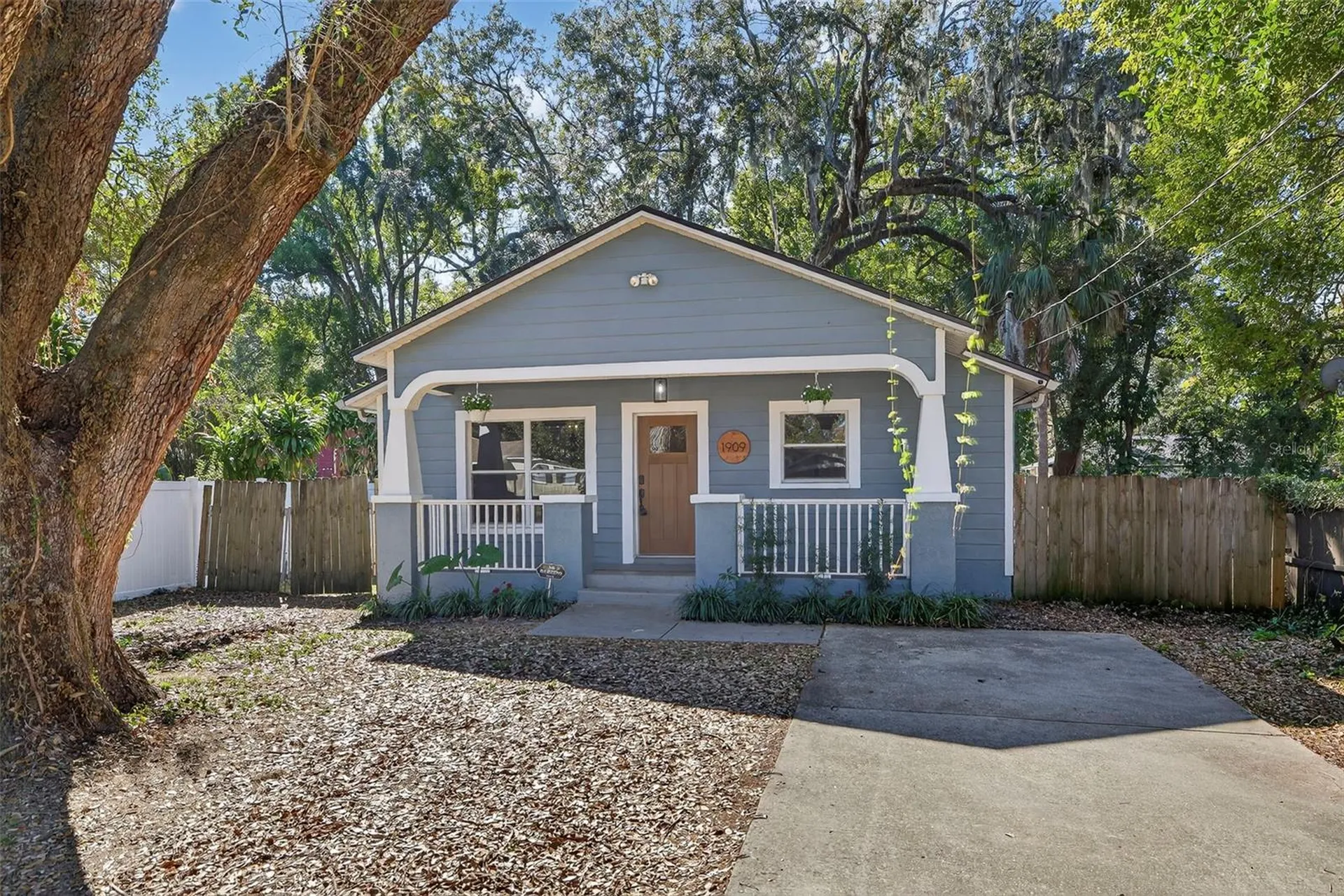 1909 E Henry Avenue Tampa FL 33610