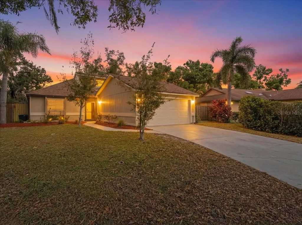 8215 Country Oaks Court Sarasota FL 34243