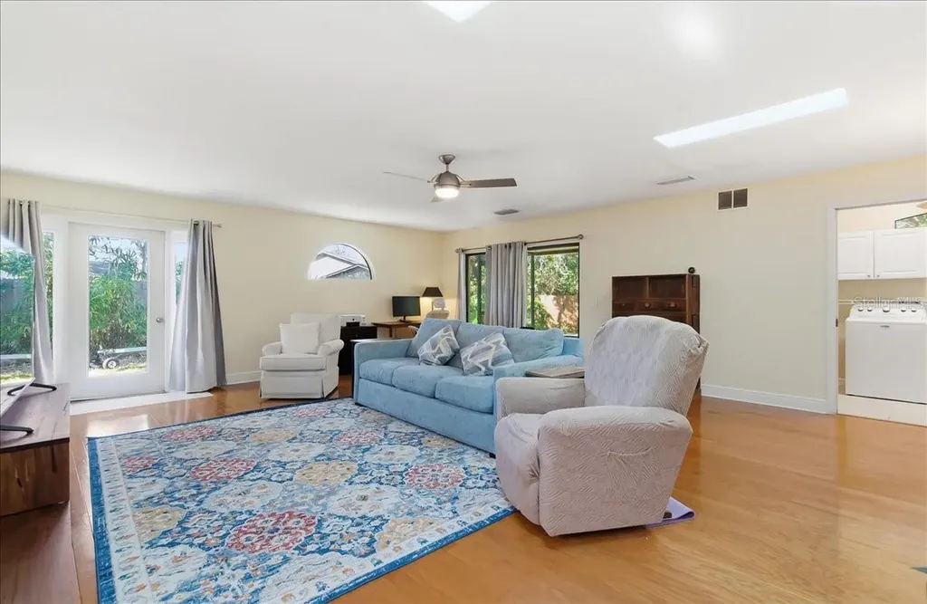 8215 Country Oaks Court Sarasota FL 34243