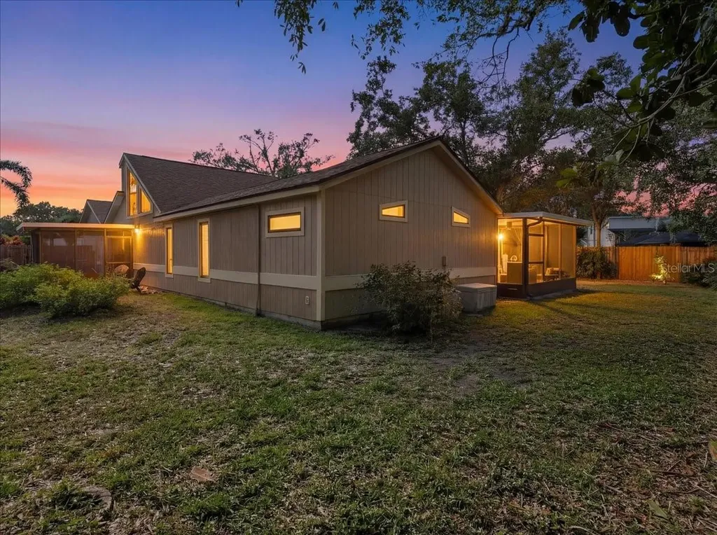 8215 Country Oaks Court Sarasota FL 34243