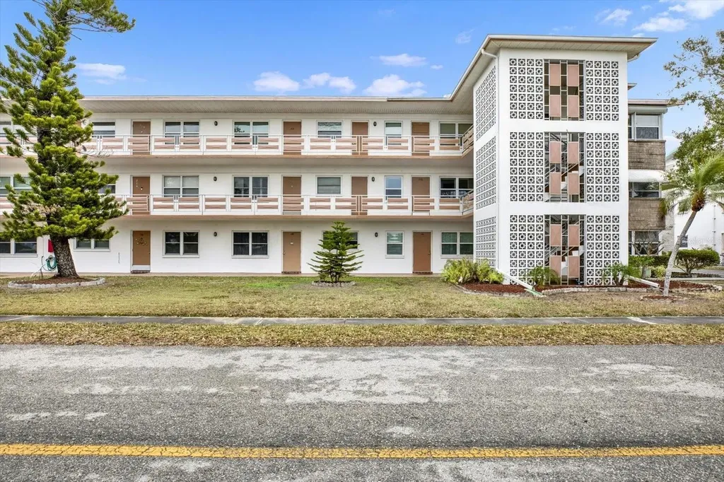 6015 19th Street N St Petersburg FL 33714