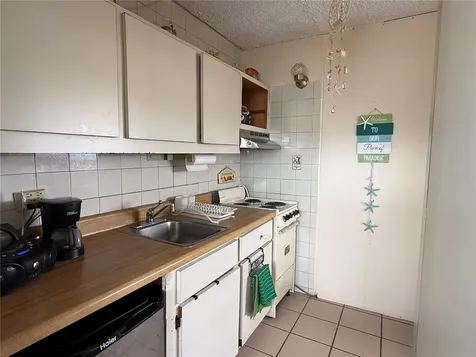 Isla Verde Ave. Golden Beach Cond. Carolina PR 00979
