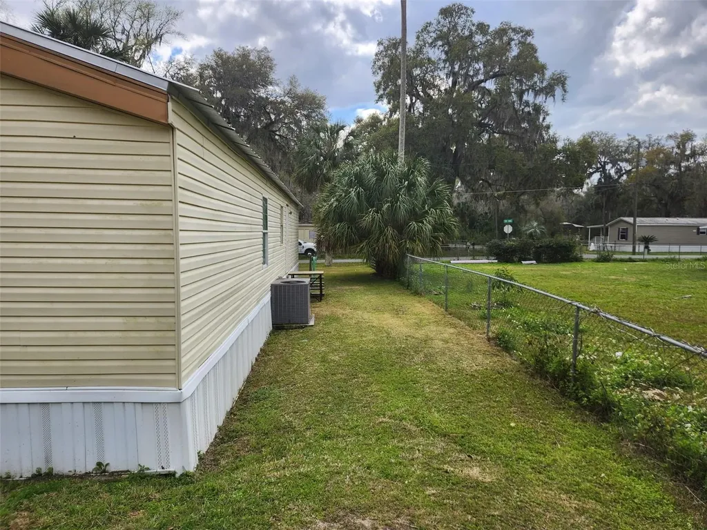 2122 Cr 426 Lake Panasoffkee FL 33538