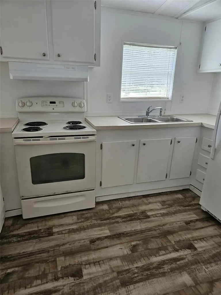 2122 Cr 426 Lake Panasoffkee FL 33538