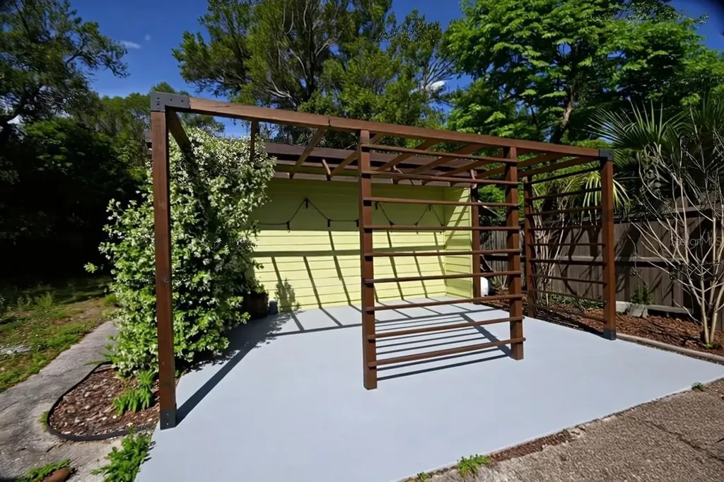612 N Salisbury Avenue Deland FL 32720
