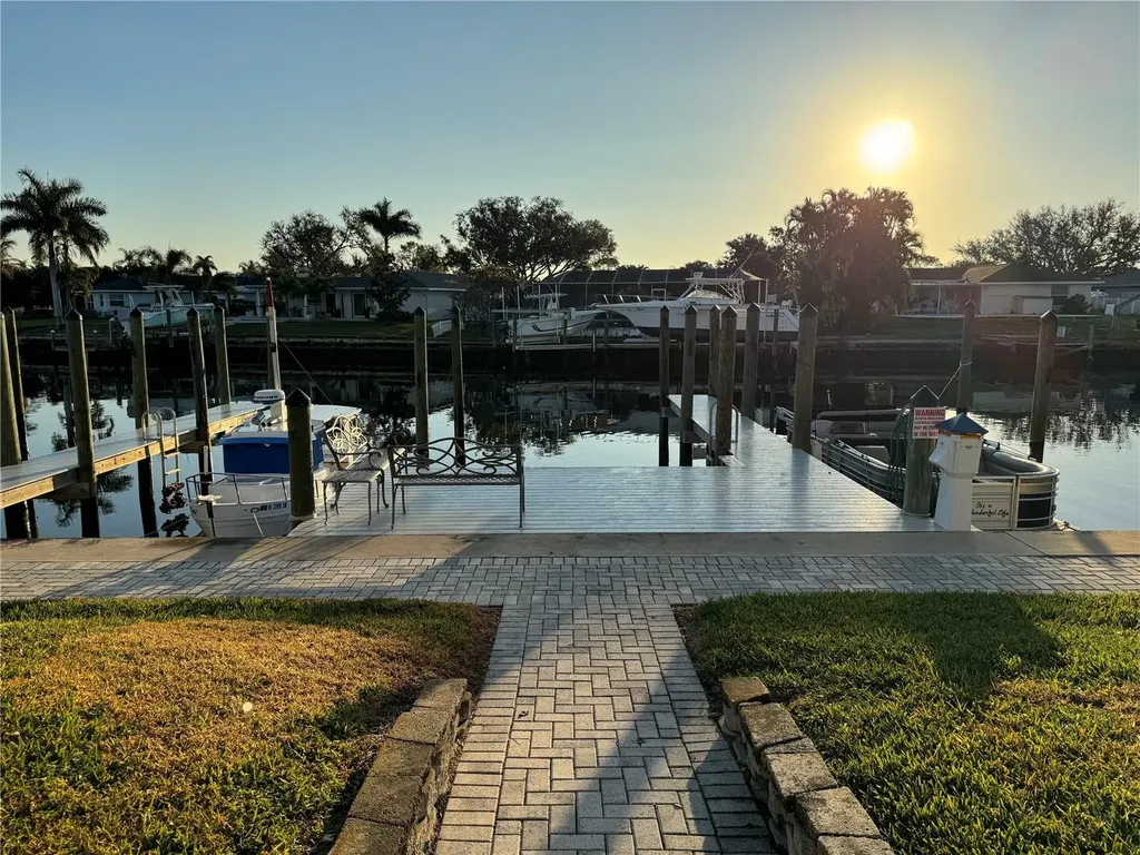 1683 Watermark Circle NE St Petersburg FL 33702