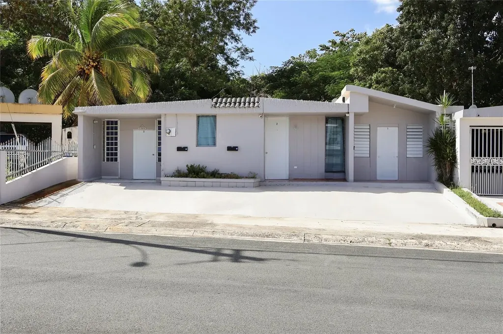B17 Maureeb Street, Urb Santa Rosa Caguas PR 00725