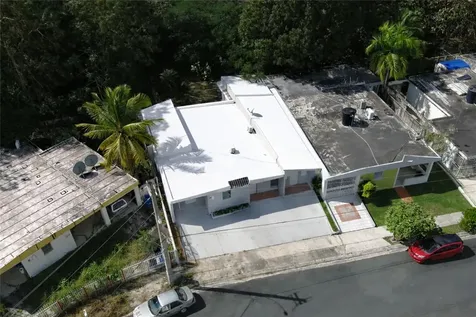 B17 Maureeb Street, Urb Santa Rosa Caguas PR 00725