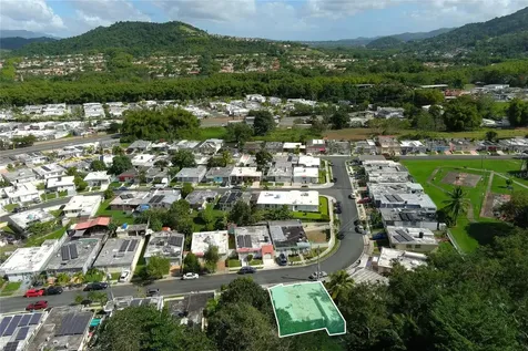 B17 Maureeb Street, Urb Santa Rosa Caguas PR 00725