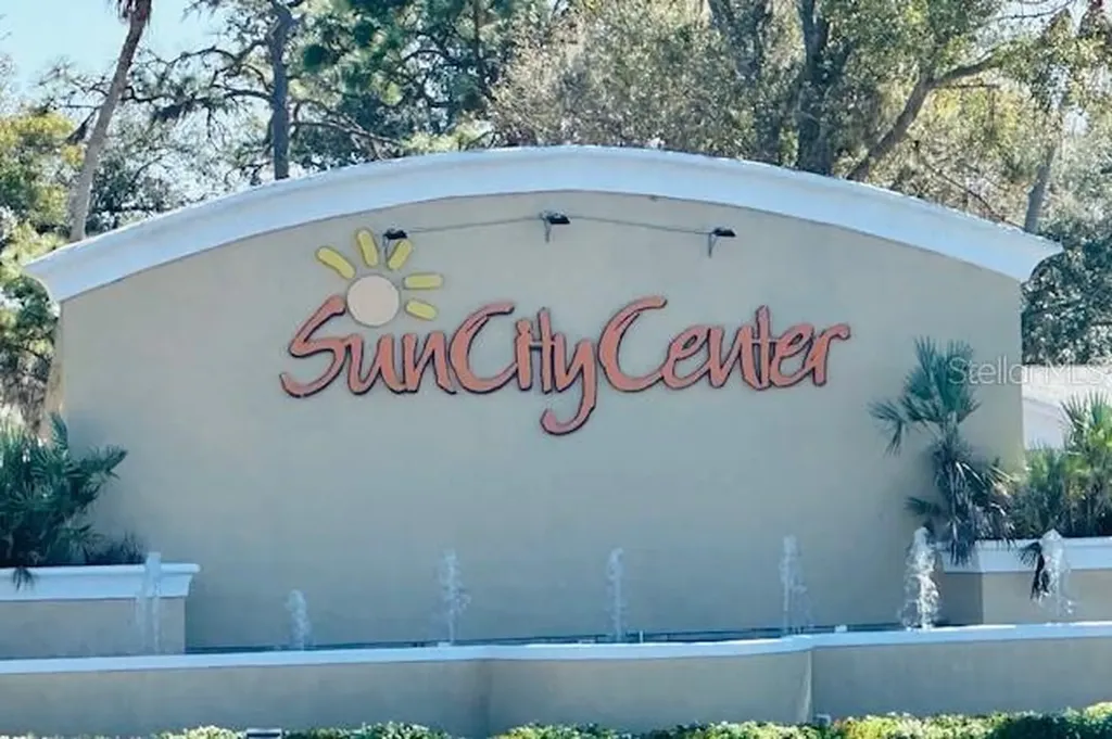2033 Hawkhurst Circle Sun City Center FL 33573