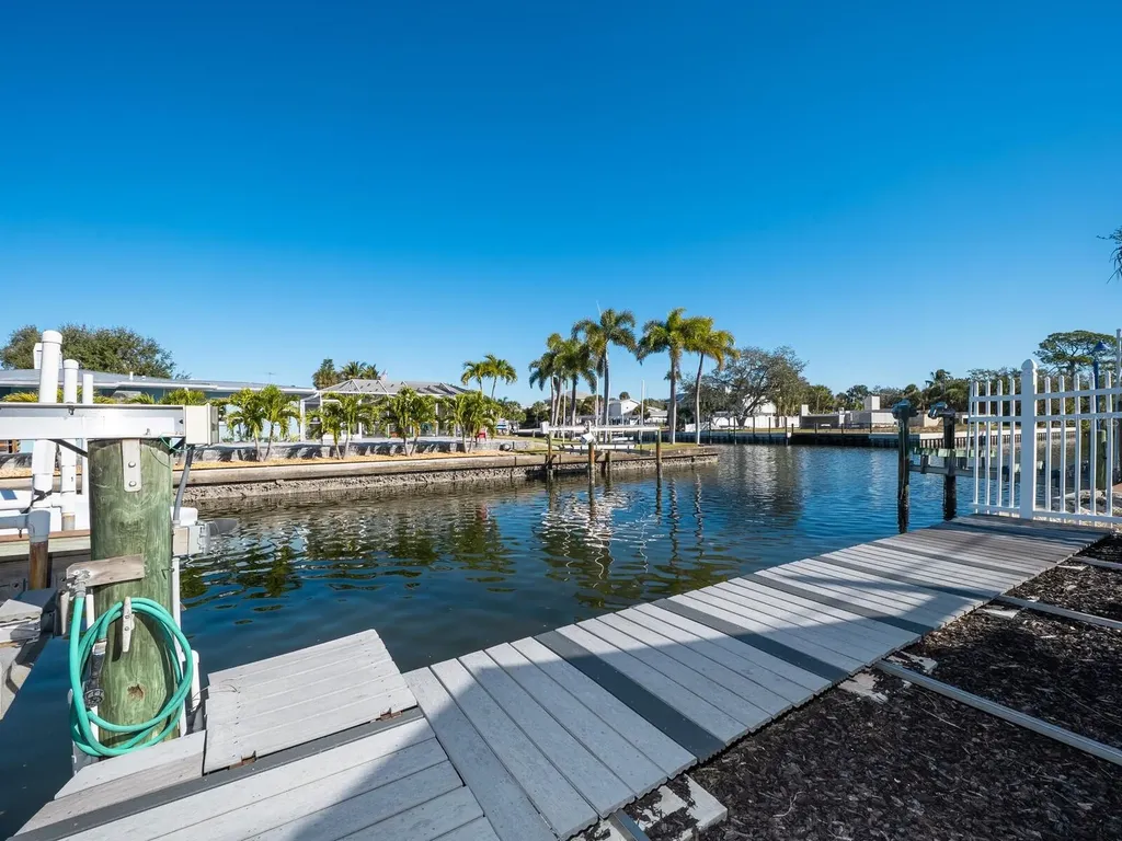 605 Avenida De Mayo Sarasota FL 34242