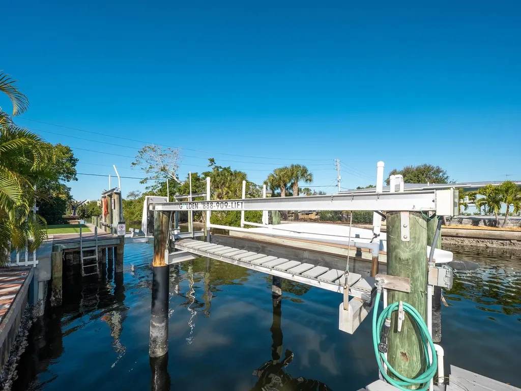 605 Avenida De Mayo Sarasota FL 34242