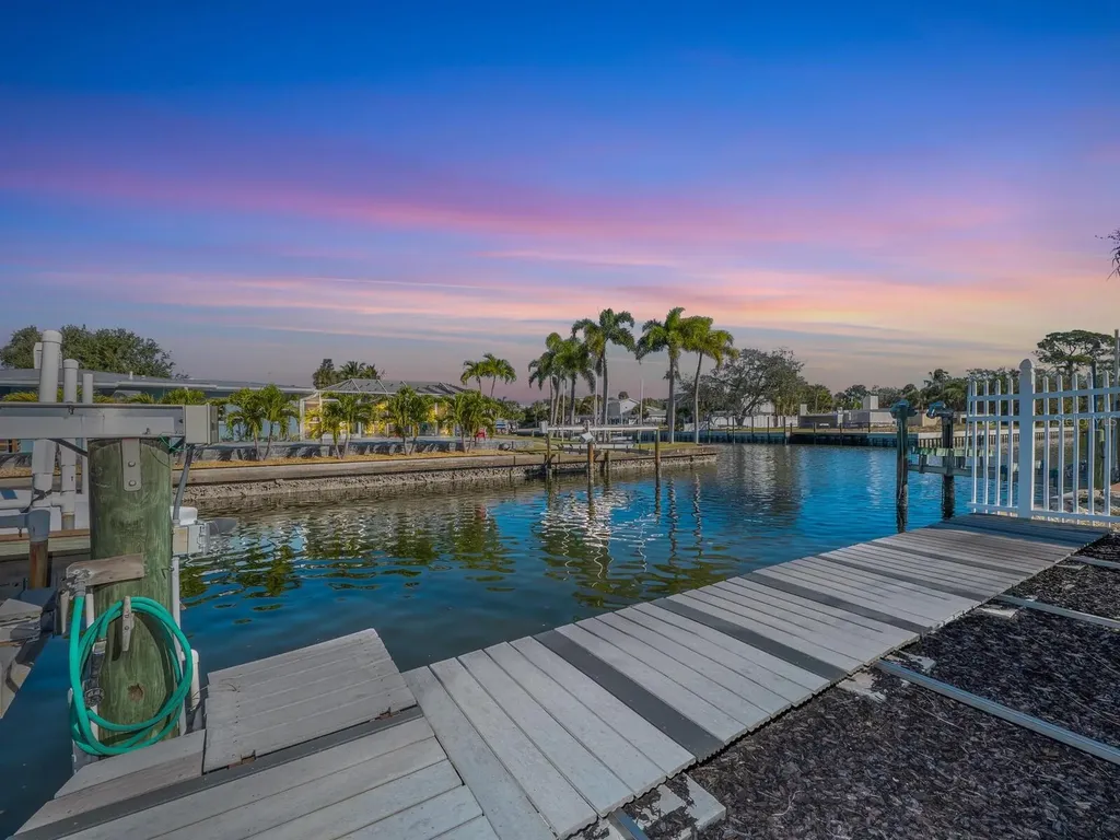 605 Avenida De Mayo Sarasota FL 34242