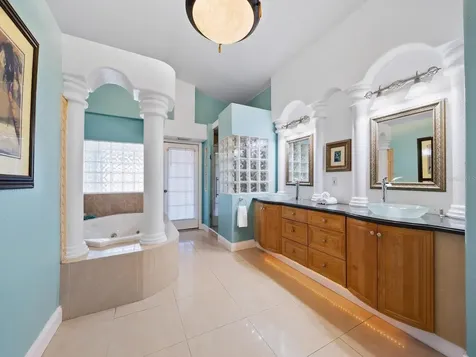 605 Avenida De Mayo Sarasota FL 34242