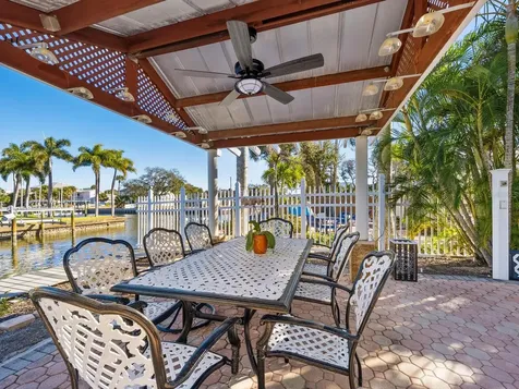 605 Avenida De Mayo Sarasota FL 34242