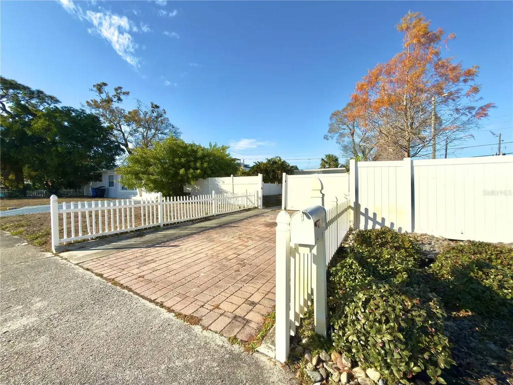 433 86th Avenue N St Petersburg FL 33702
