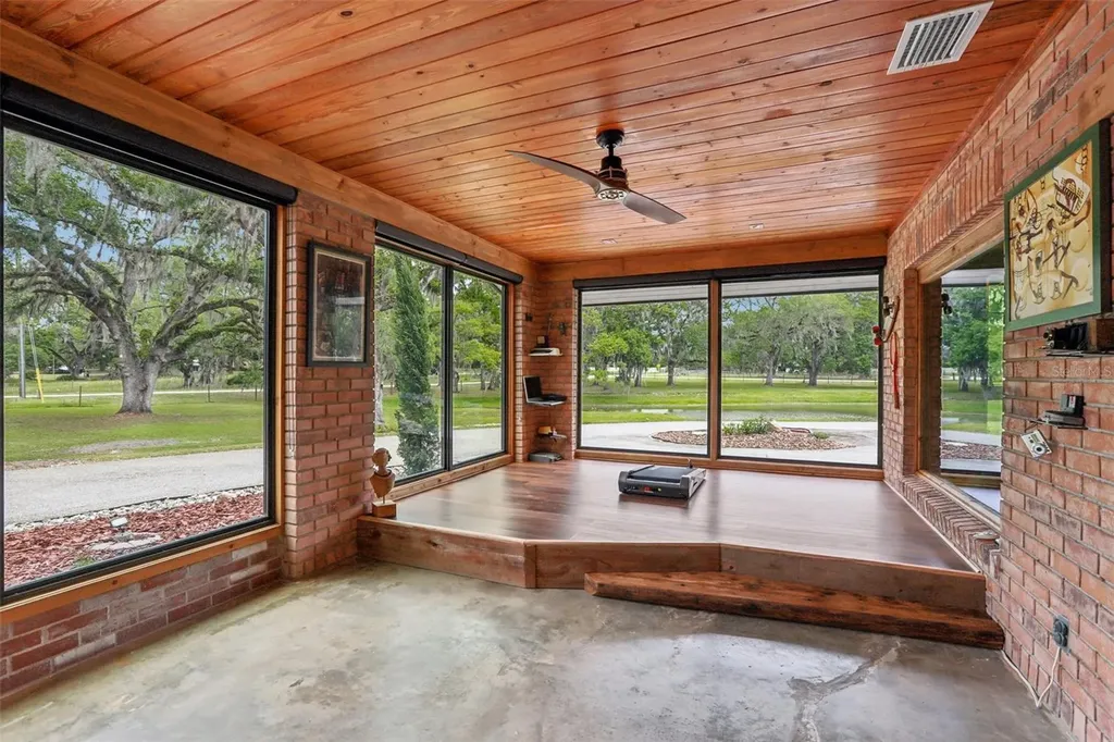 27616 Miller Road Dade City FL 33525