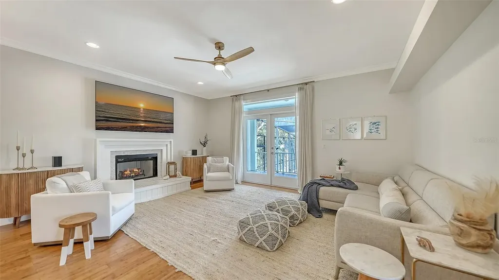 421 Island Circle Sarasota FL 34242