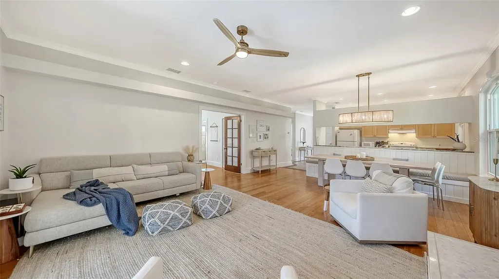 421 Island Circle Sarasota FL 34242
