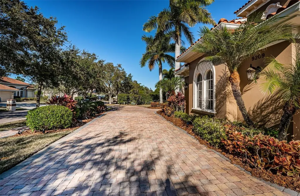 9209 Silverthorn Road Seminole FL 33777