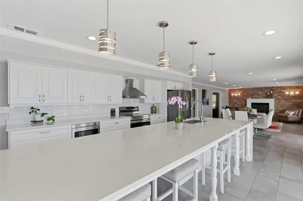 2928 68th Avenue S St Petersburg FL 33712