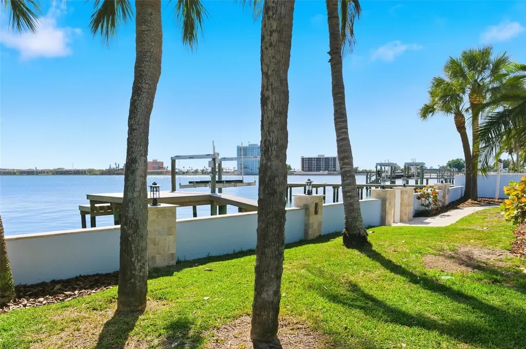 2928 68th Avenue S St Petersburg FL 33712