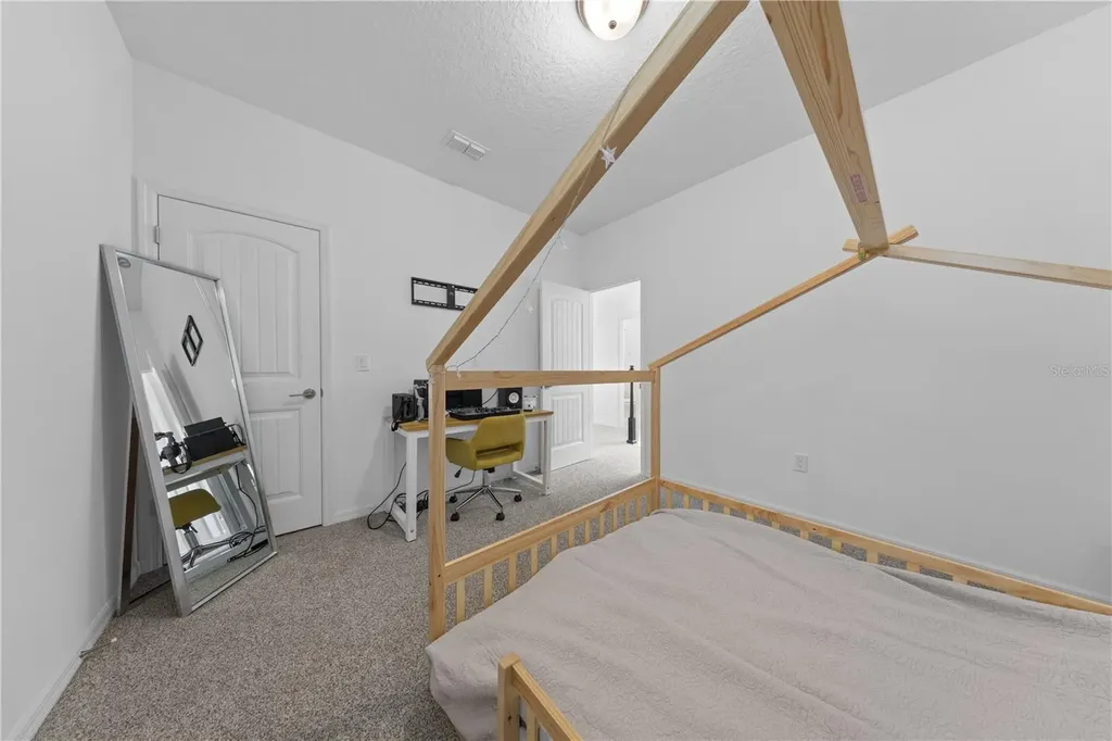 2065 White Feather Loop Oakland FL 34787