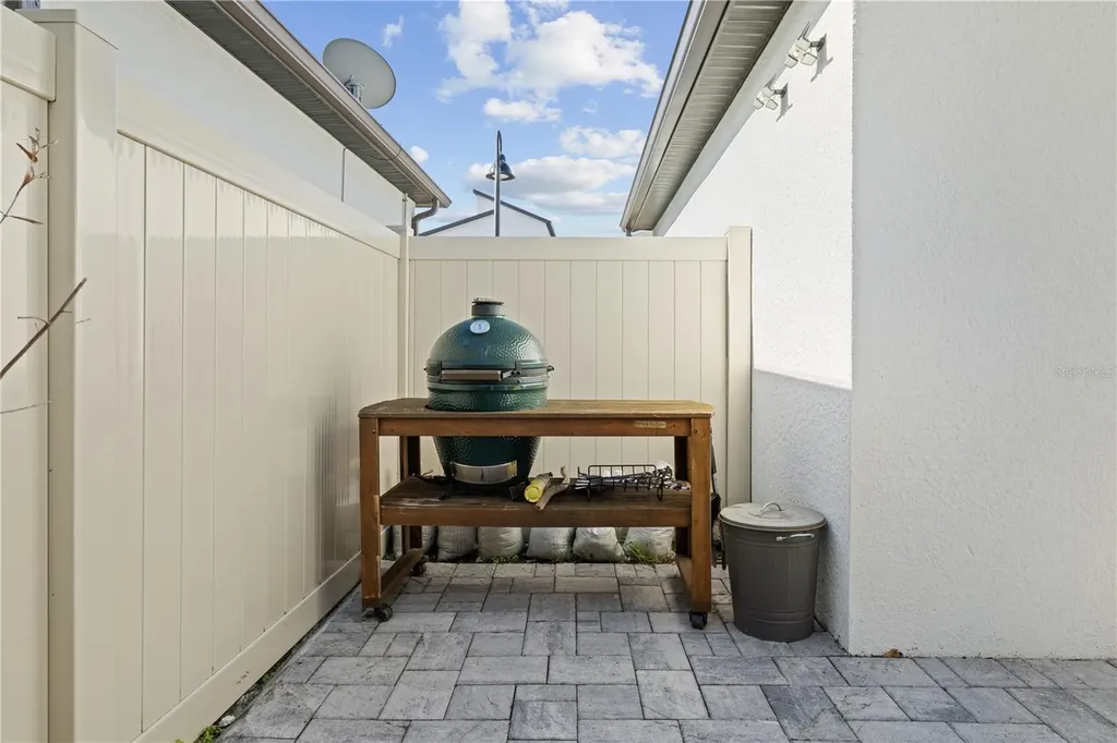 2065 White Feather Loop Oakland FL 34787