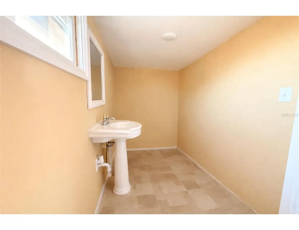 637 Fresno Court Kissimmee FL 34758