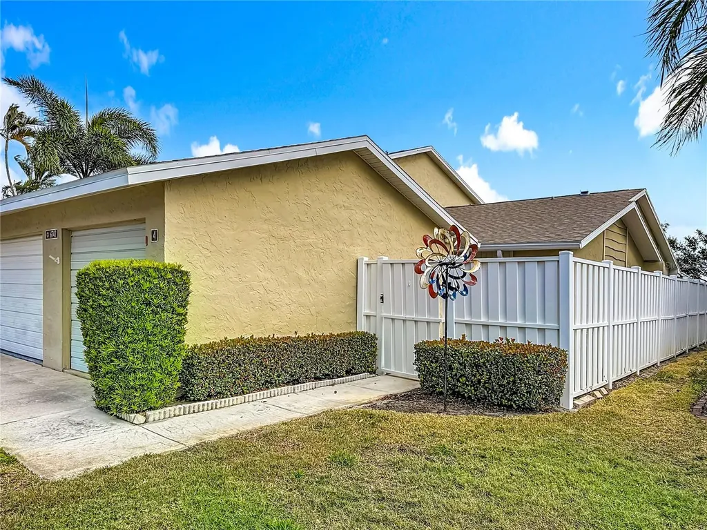 6747 Cape Hatteras Way NE St Petersburg FL 33702