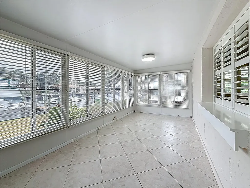 6747 Cape Hatteras Way NE St Petersburg FL 33702