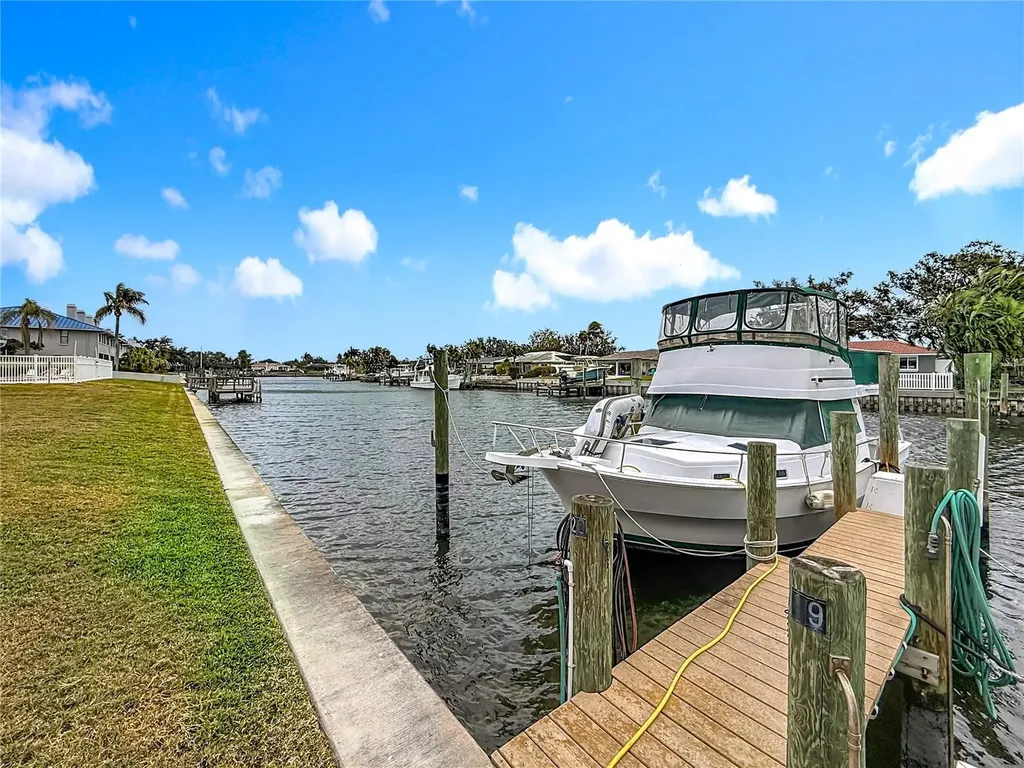 6747 Cape Hatteras Way NE St Petersburg FL 33702