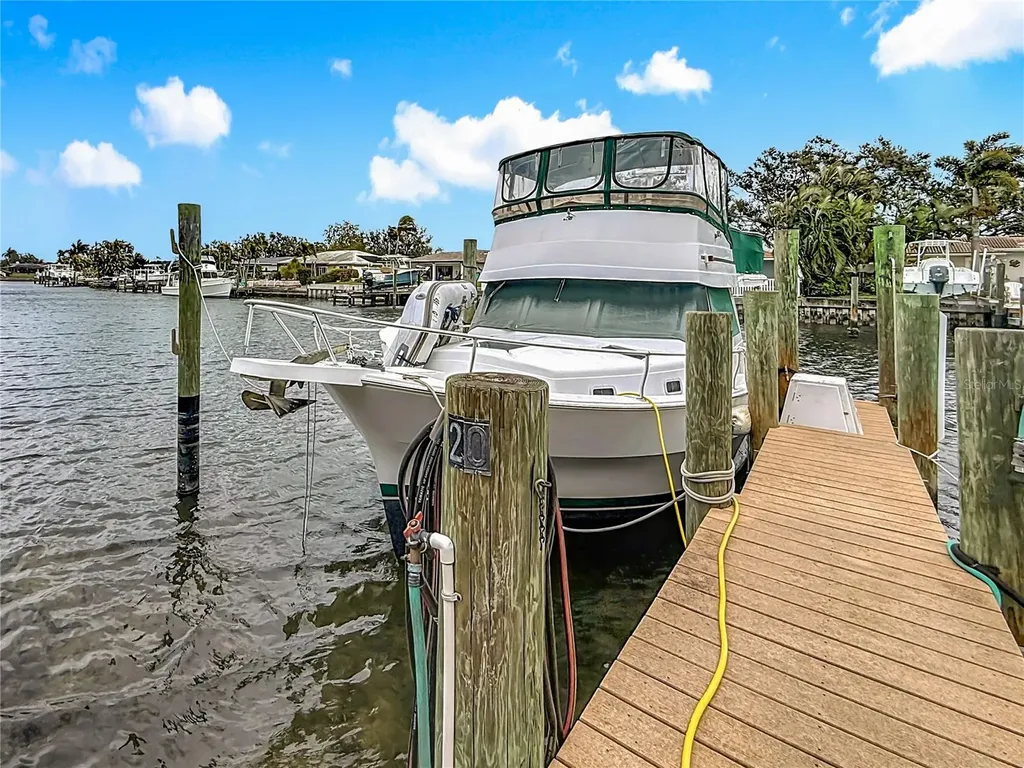 6747 Cape Hatteras Way NE St Petersburg FL 33702