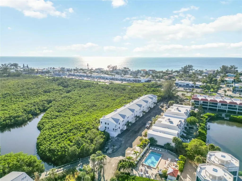 3607 E Bay Drive Holmes Beach FL 34217